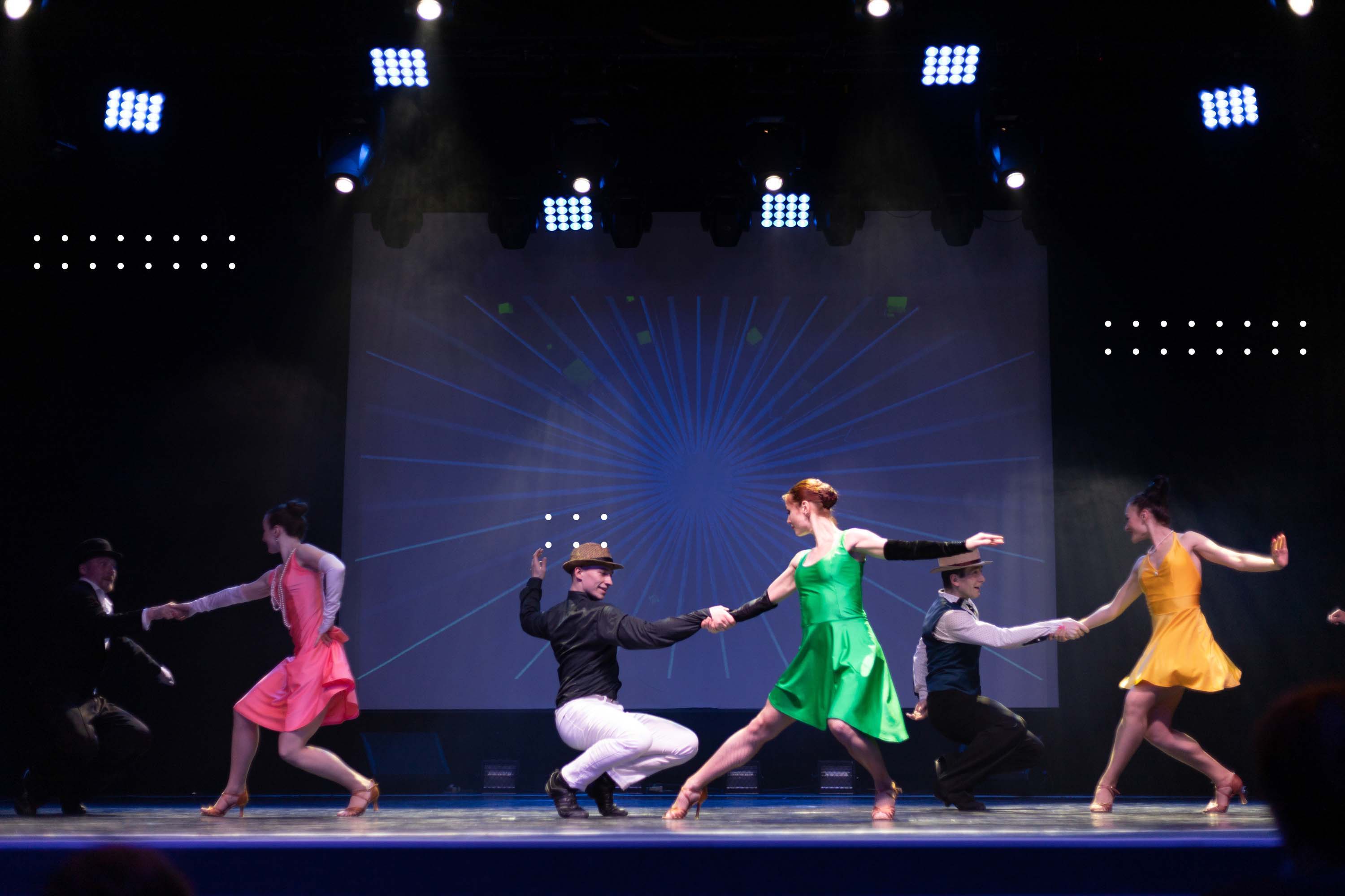 Imagen de la representación de una obra de teatro musical. Los bailarines principales se mueven con libertad, gracias a la visión que les brindan sus lentes de contacto.