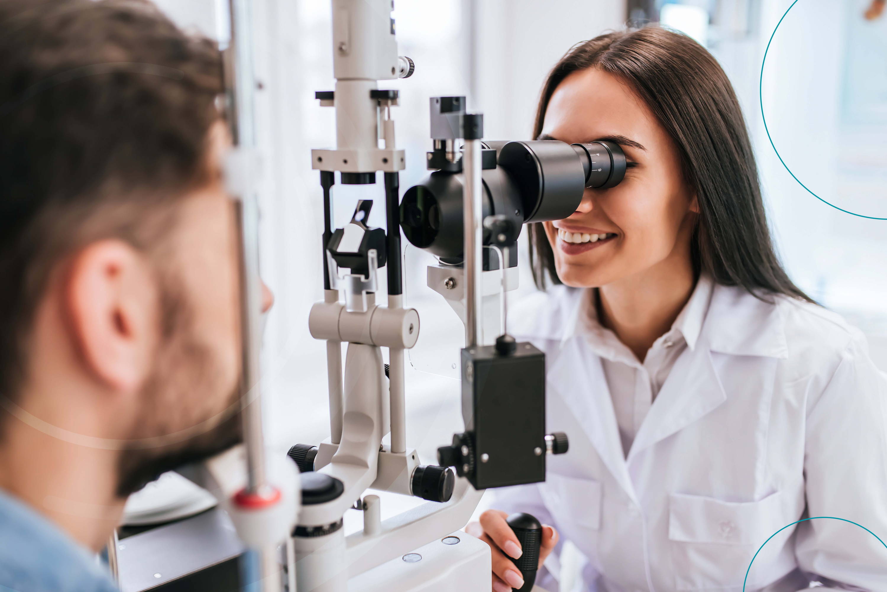 Una talentosa profesional visual Devlyn le realiza un examen de la vista a su paciente. El objetivo es conocer la salud de sus ojos y evaluar si puede realizarse una cirugía láser.