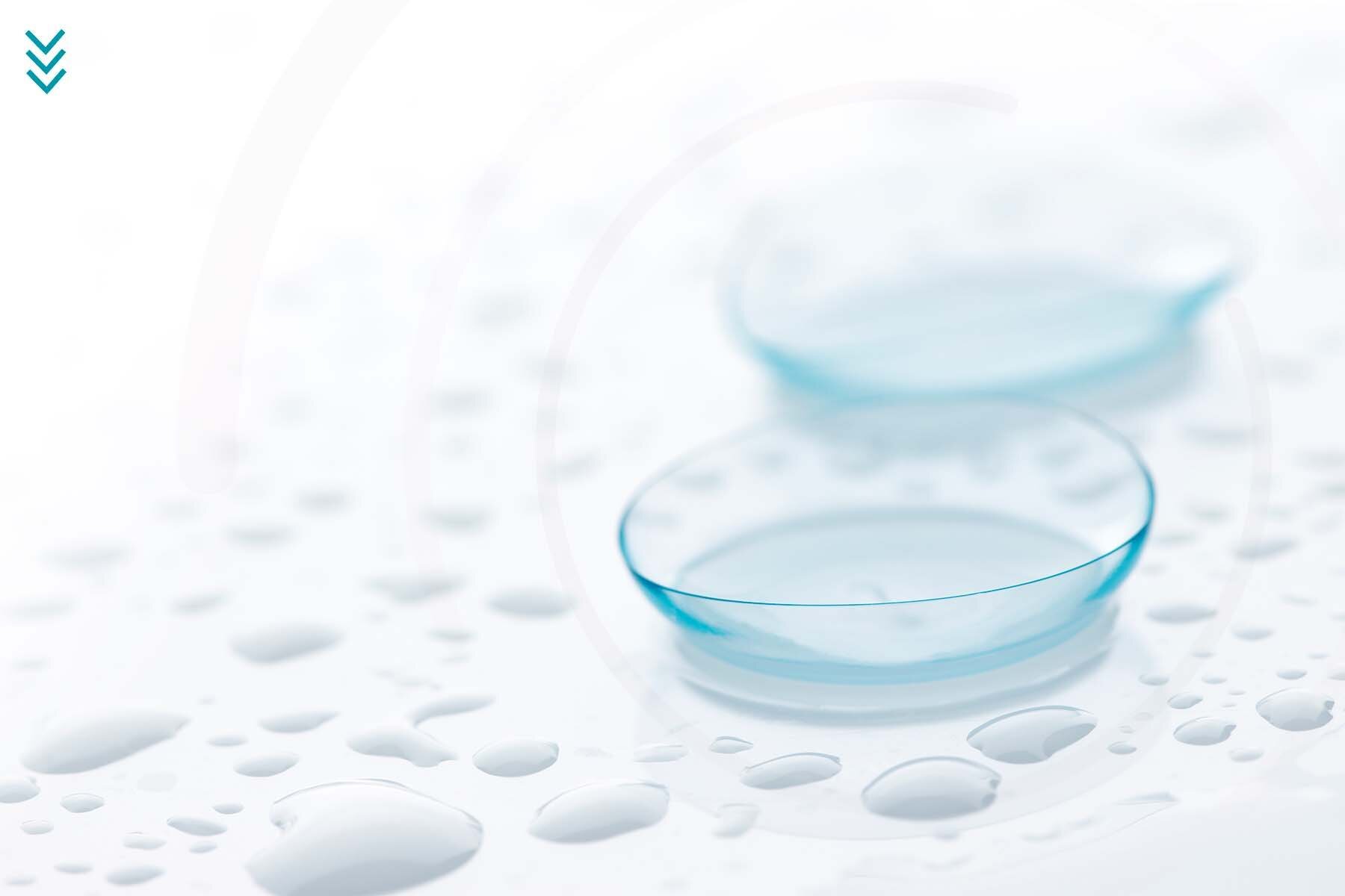 Imagen de lentes de contacto sobre una superficie húmeda. La idea es representar las características de humectación y comodidad.
