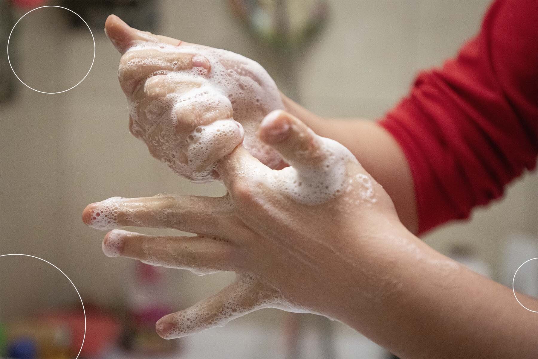Una mujer se lava las manos con agua y jabón para ponerse sus lentes de contacto. Dentro de la imagen tenemos el número 1.