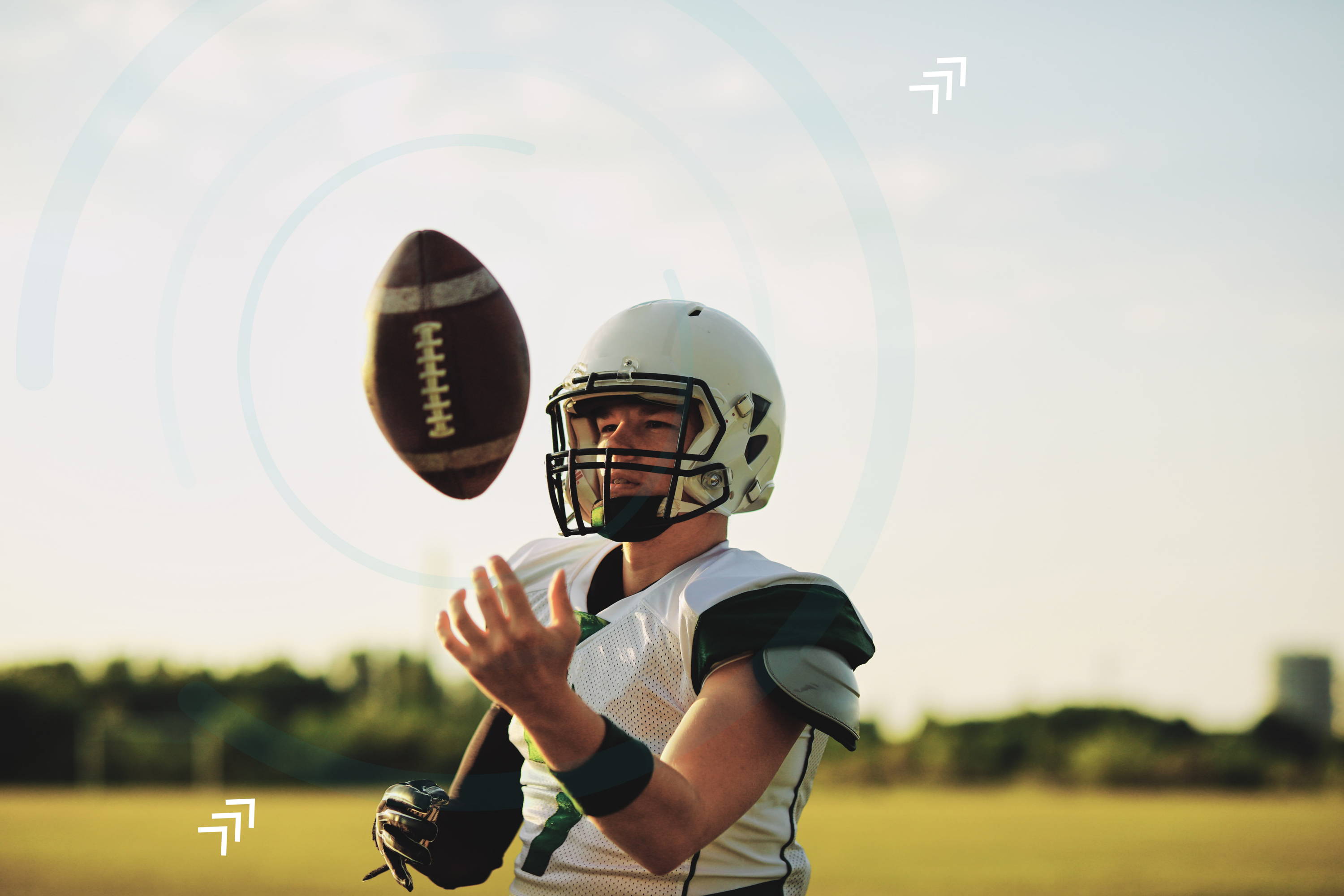 Foto de un joven jugador de futbol americano. Lleva puestos sus lentes de contacto desechables y puede colocarse sin complicaciones el casco protector.
