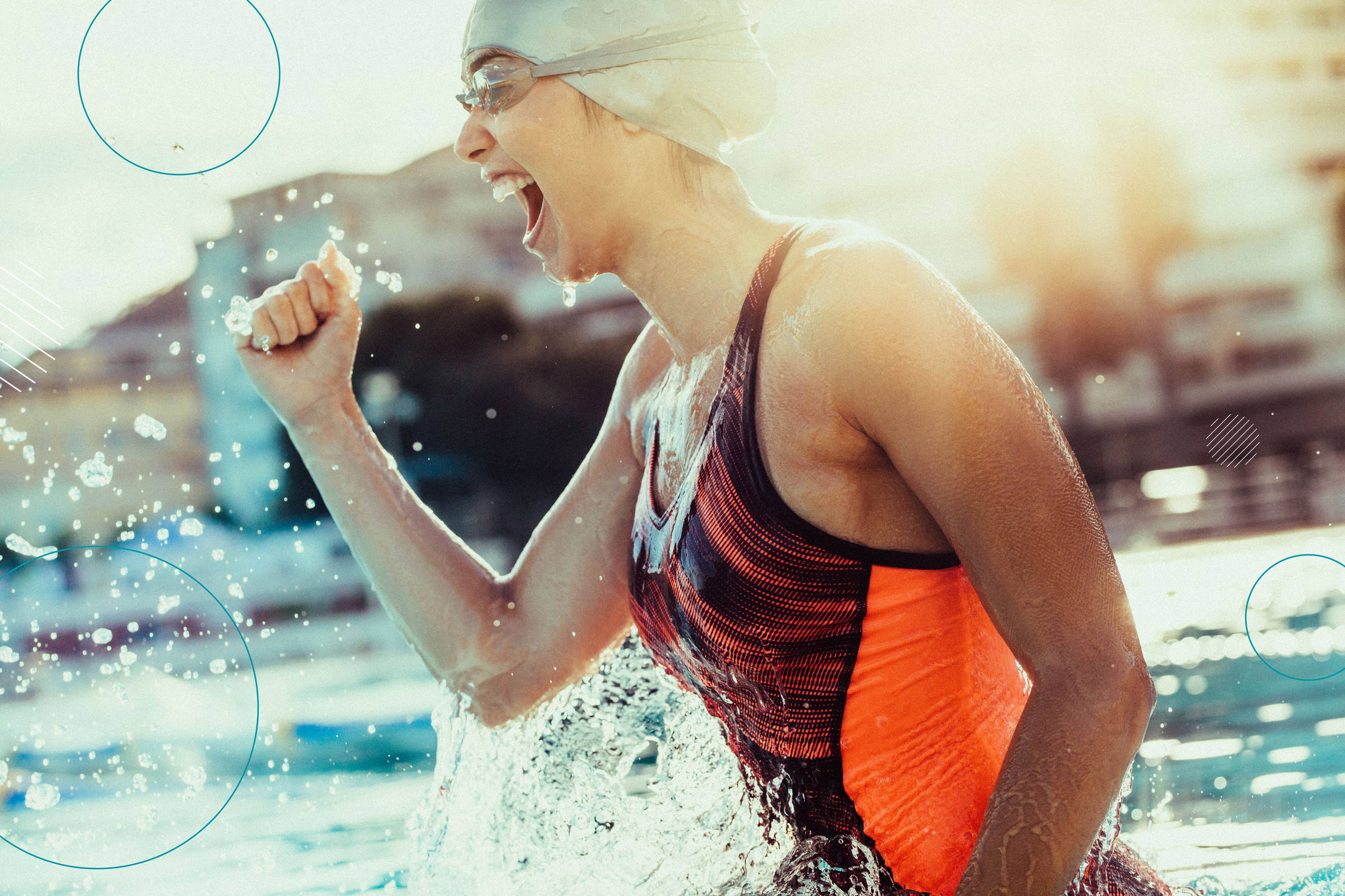 Imagen de una nadadora que celebra su victoria al salir de la piscina. Lleva puestos sus goggles de natación y sus lentes de contacto desechables para disfrutar de la visión clara y cómoda que necesita.