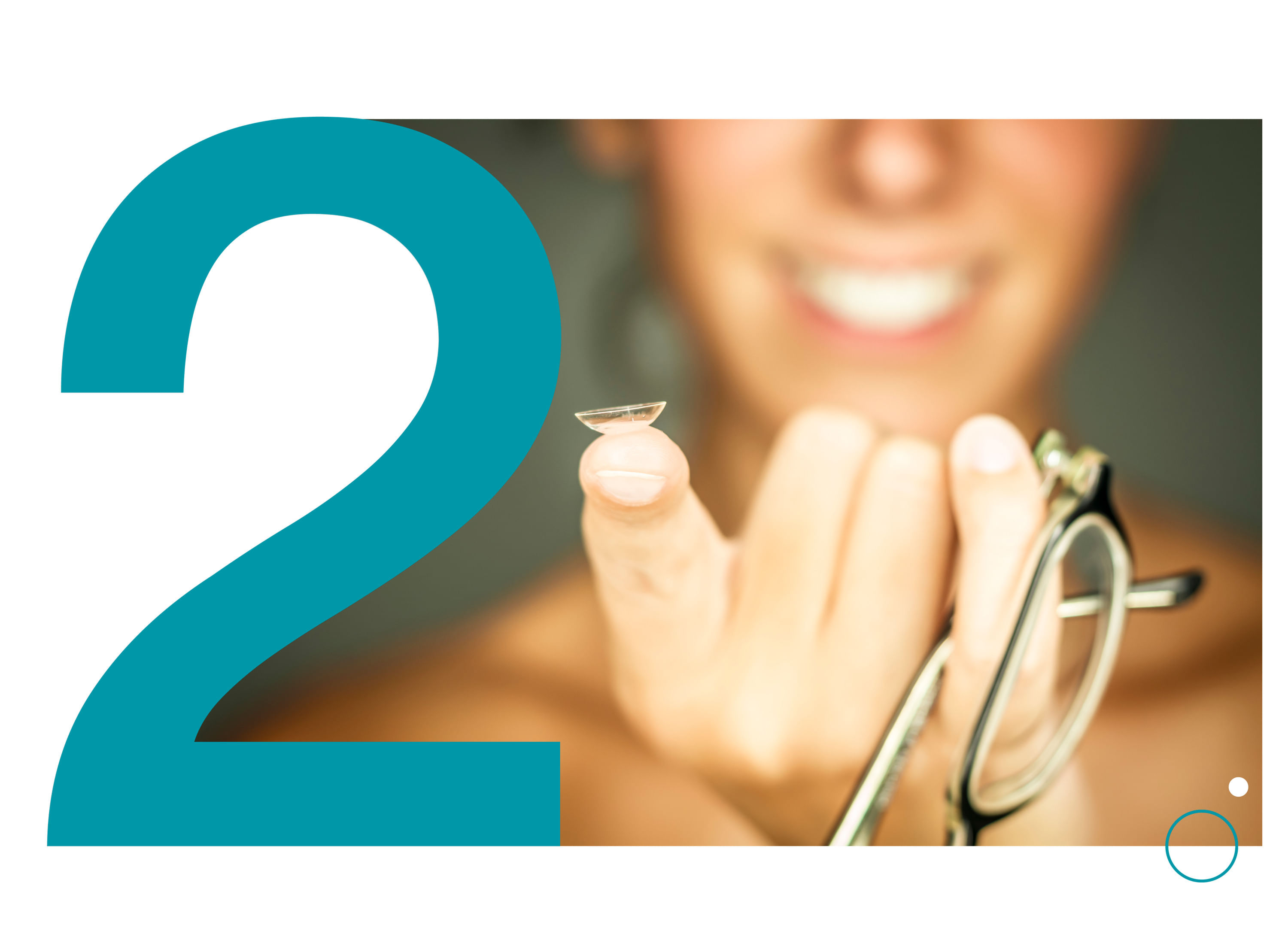 Mujer jóven sostiene con la mano un lente de contacto desechable y unas gafas. Dentro de la imagen tenemos el número 2.