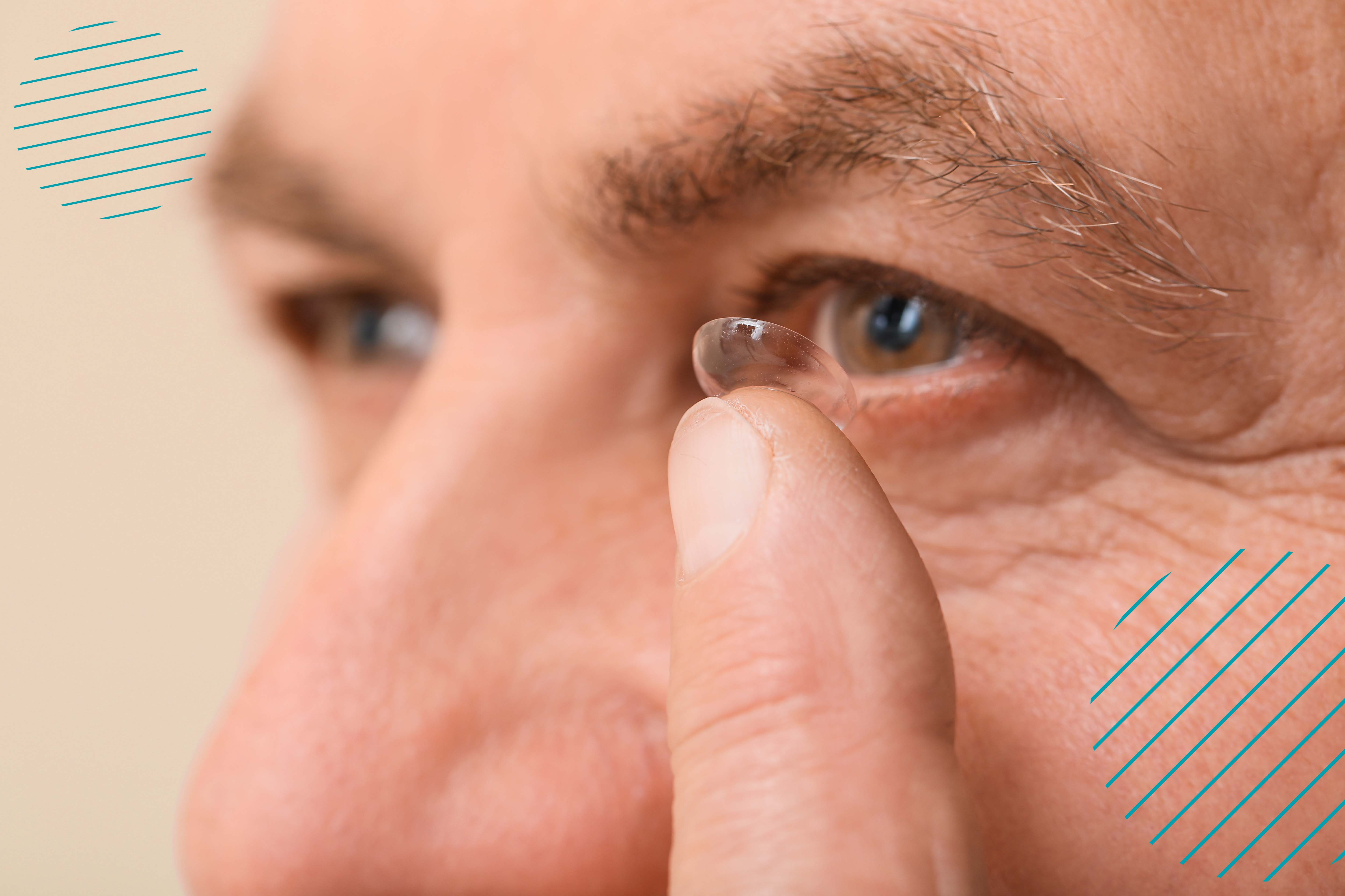Un señor de edad mayor colocando su lente de contacto con su dedo índice