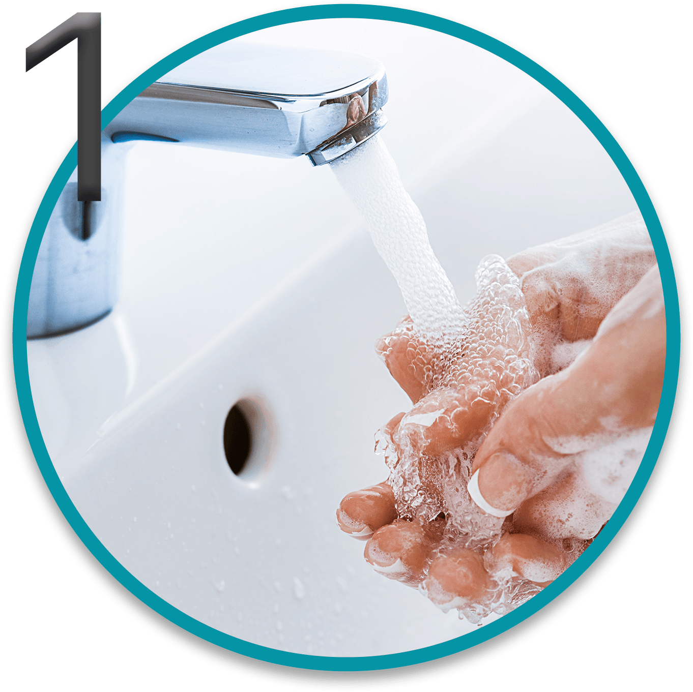 Una mujer se lava las manos con agua y jabón para ponerse sus lentes de contacto. Dentro de la imagen tenemos el número 1