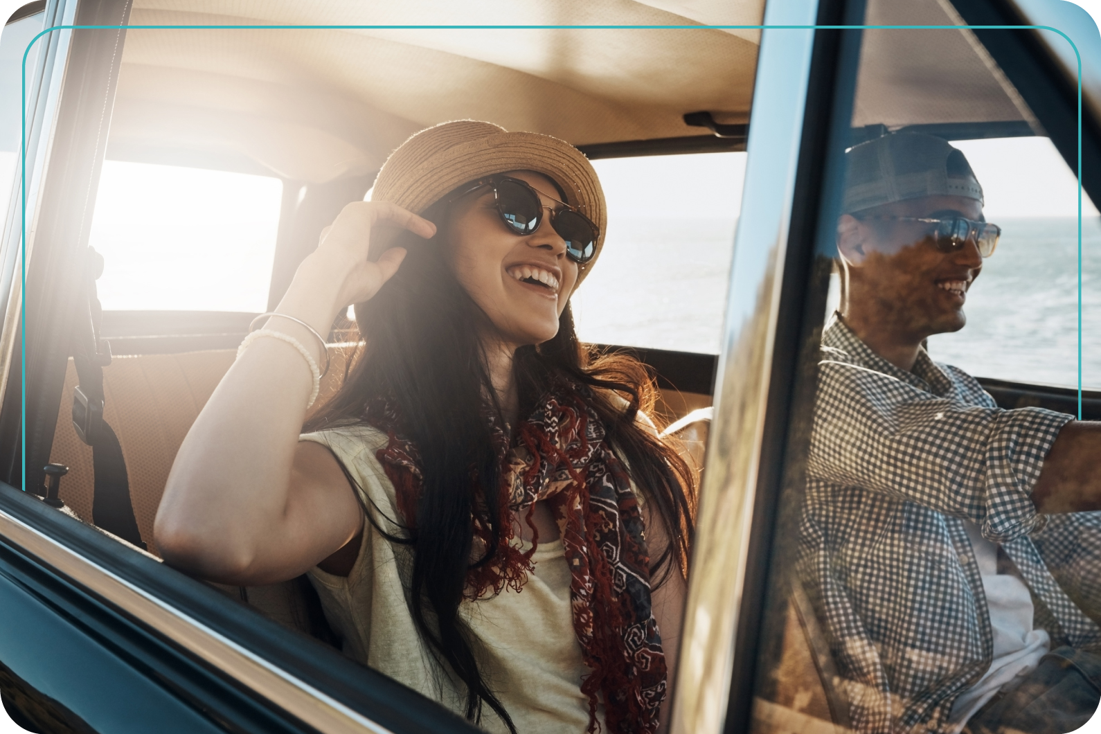 Pareja joven disfrutando de un paseo en auto usando lentes solares