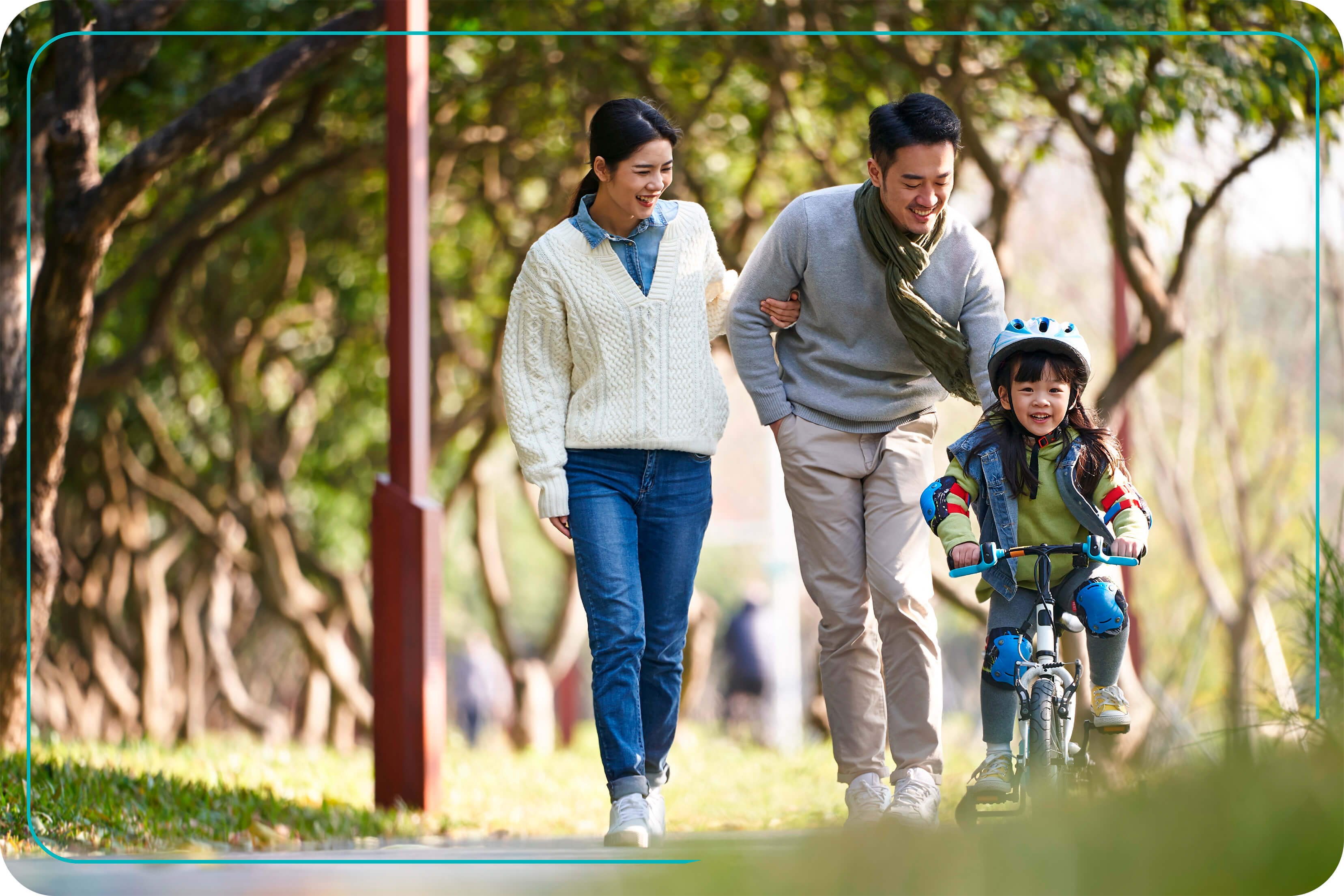 familia conformada por una hija, papá y mamá, realizando actividades al aire libre