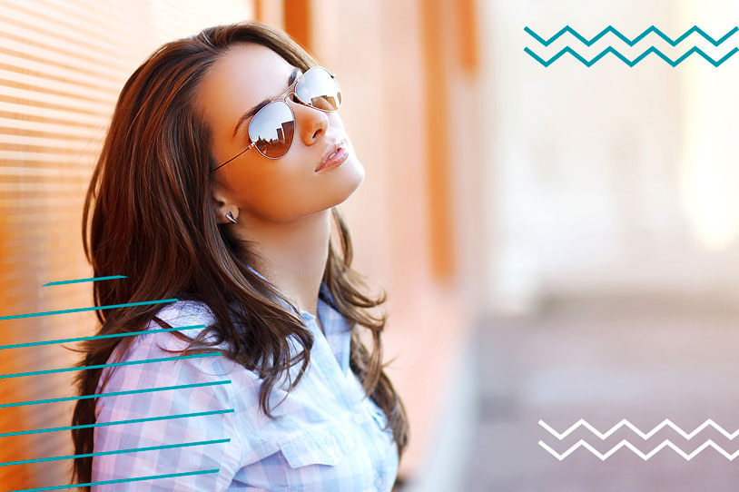 Mujer con lentes de sol en día soleado