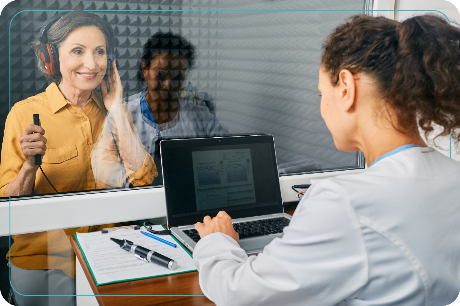 Mujer adulta en una prueba para saber si está perdiendo la audición