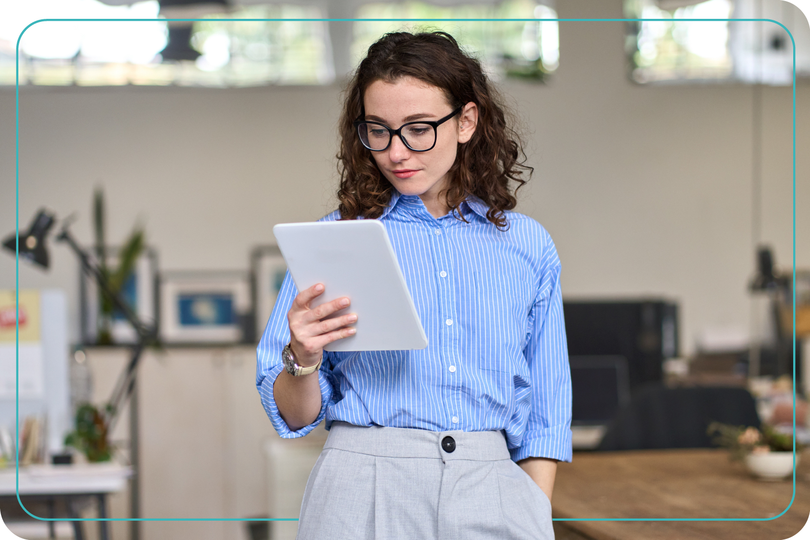 Mujer joven con lentes  leyendo en su ipad