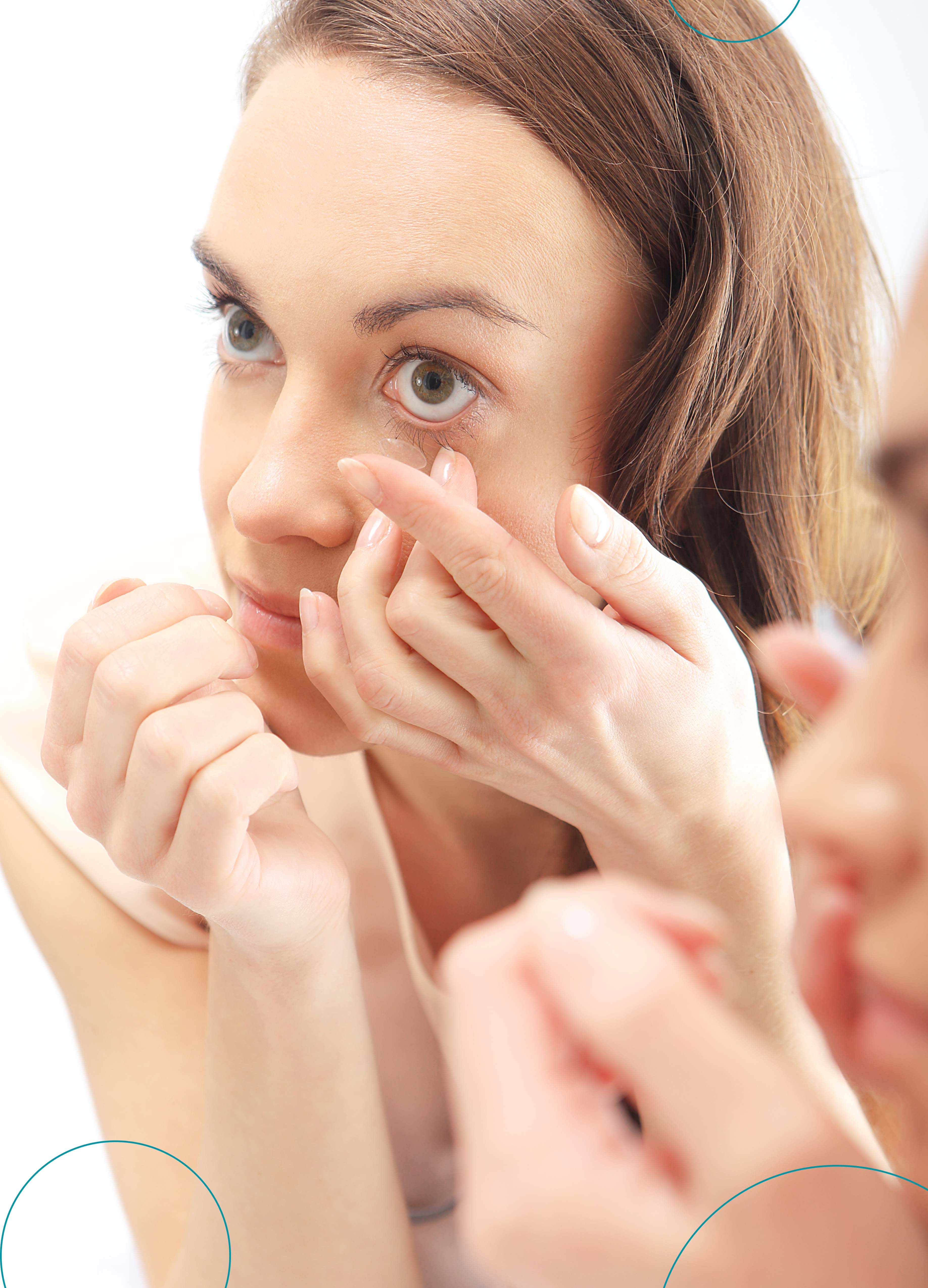 Frente al espejo, una mujer practica cómo ponerse los lentes de contacto de una manera fácil y rápida.