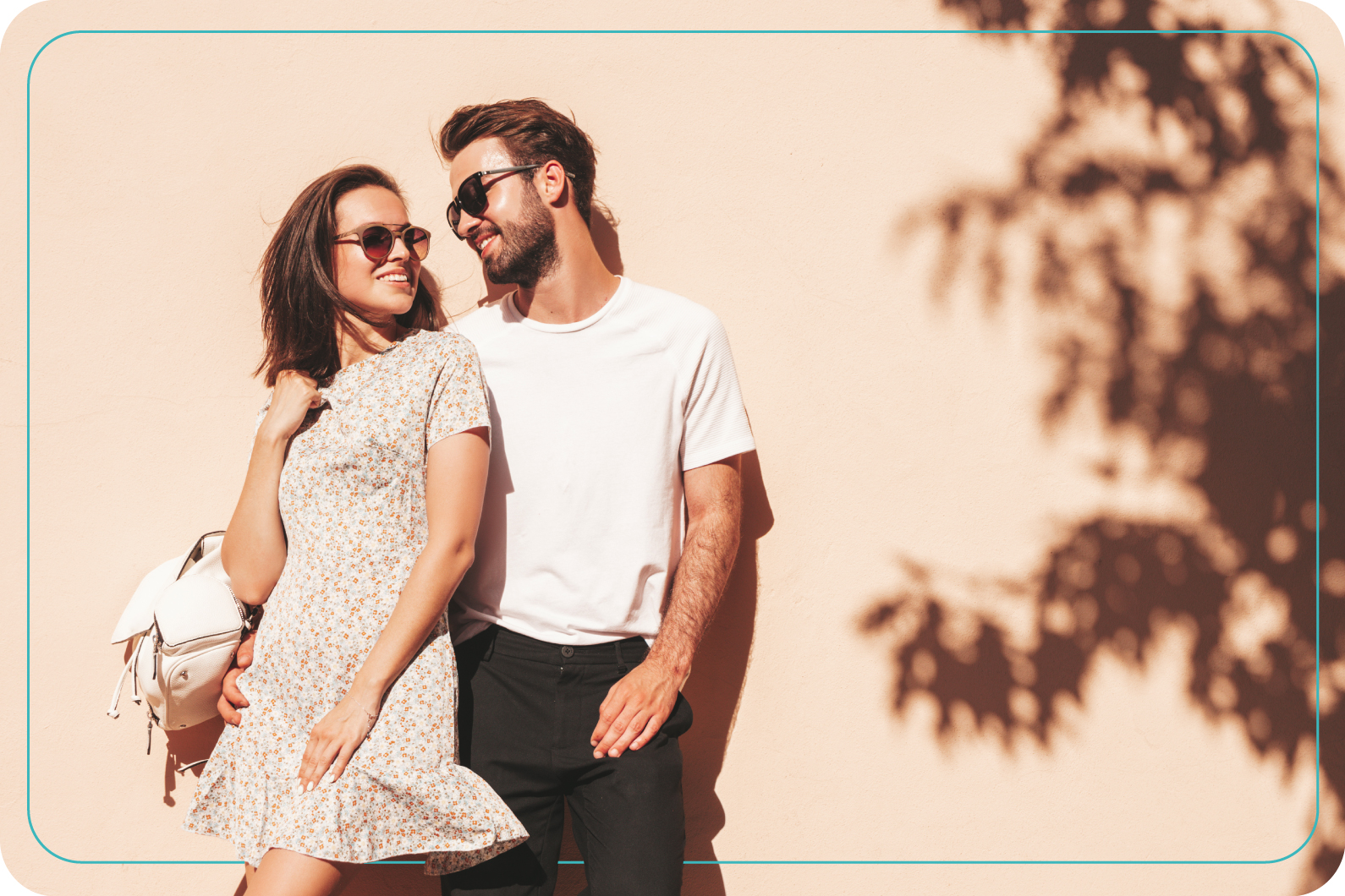 pareja con lentes solares disfrutando de los rayos del sol