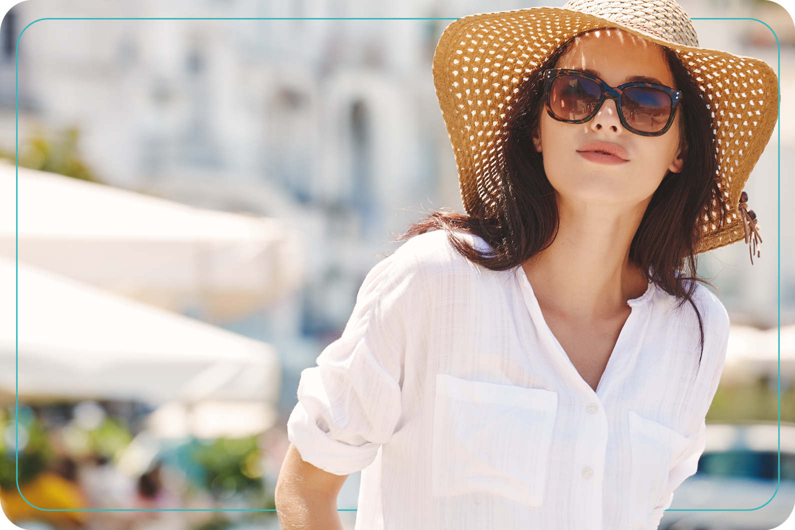 mujer usando como protección solar lentes y sombrero de ala ancha