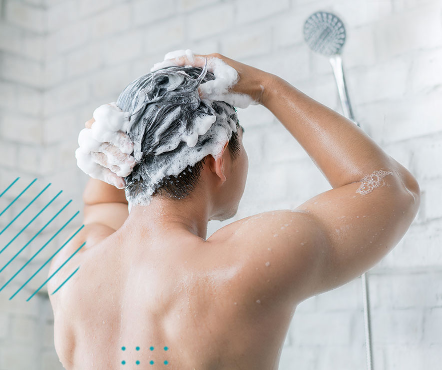 Hombre lavándose el cabello en la ducha