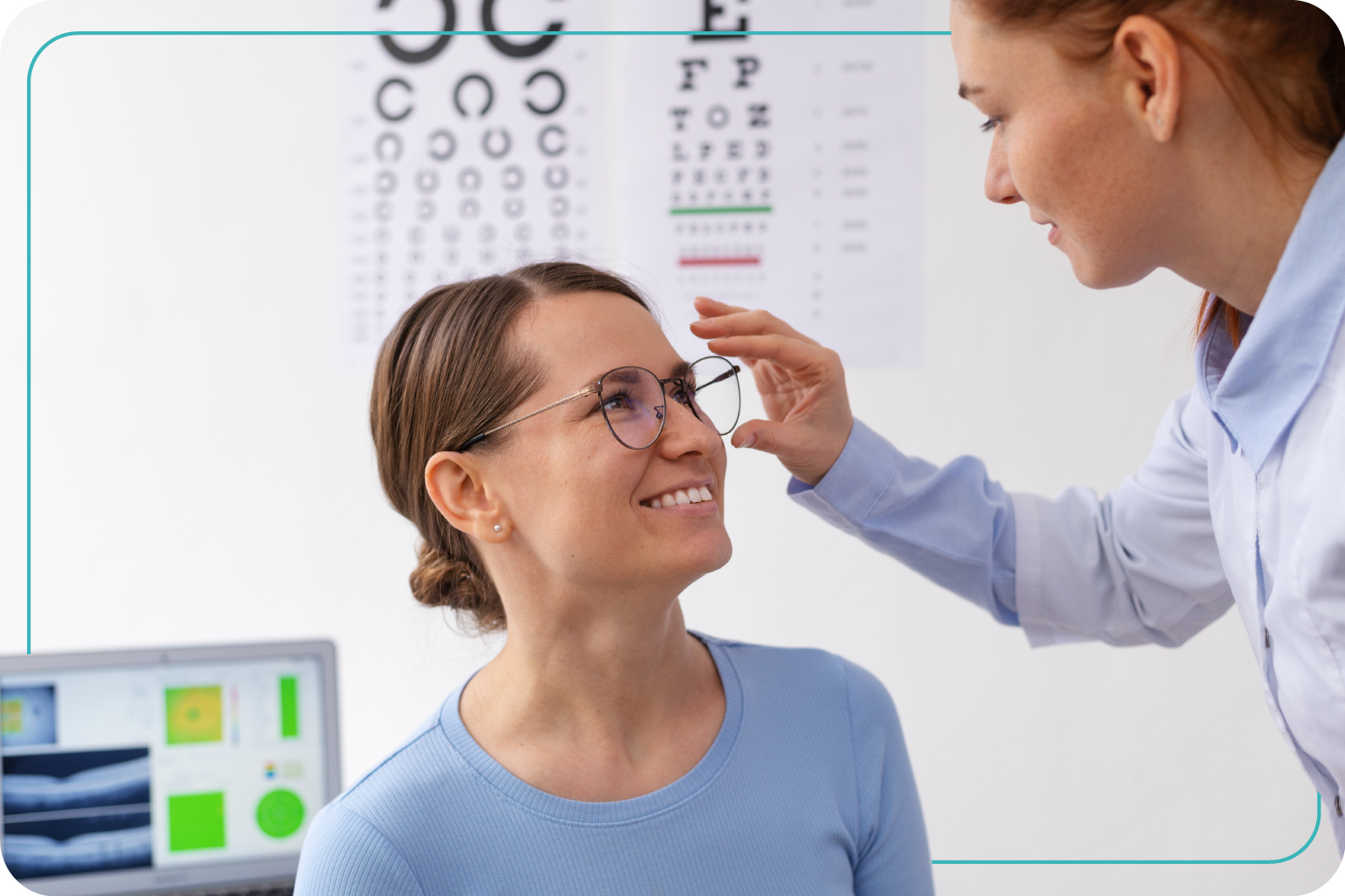 mujer asistiendo a su consulta rutinaria siendo atendida por una oftalmóloga especialista