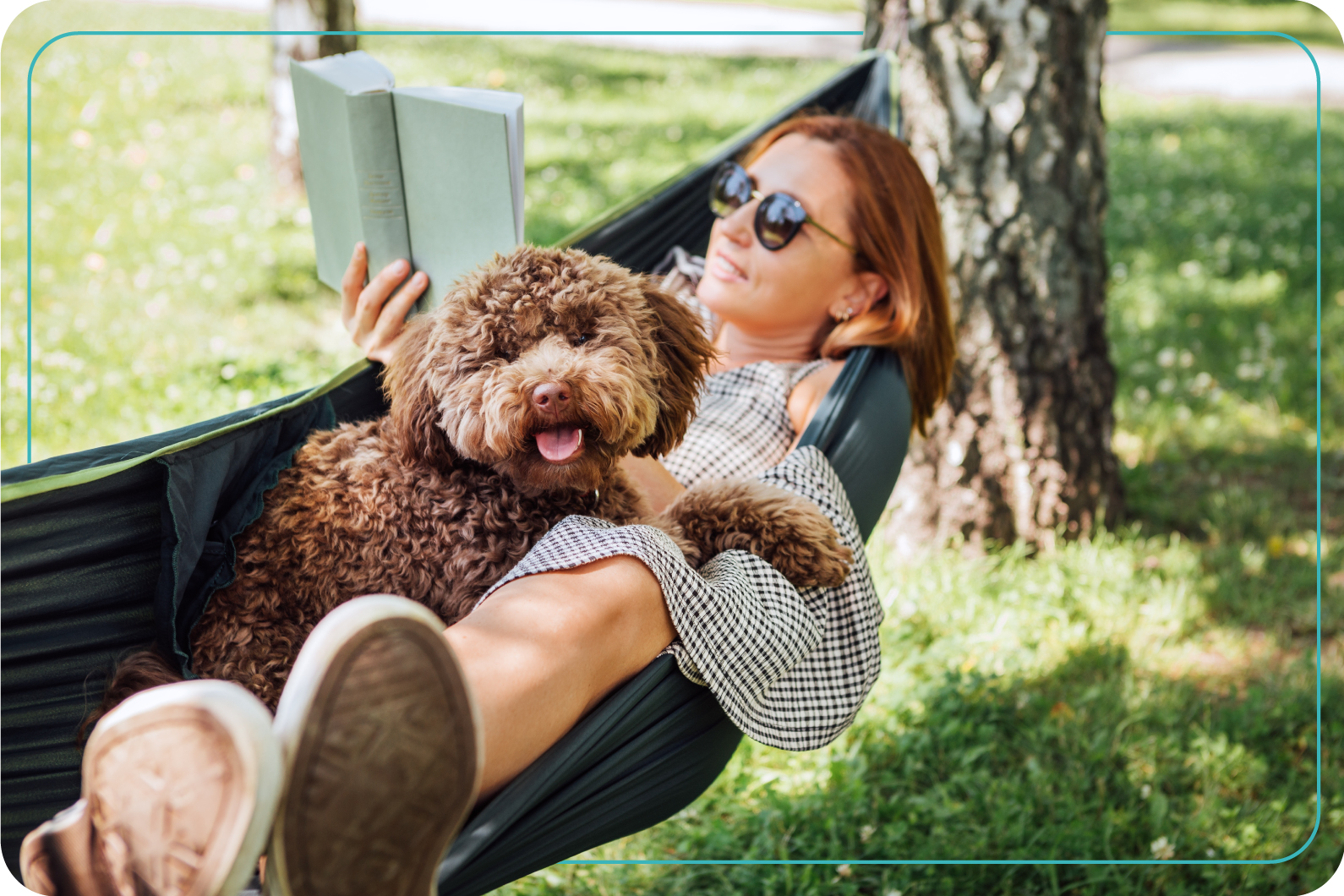 mujer adulta relajada en una hamaca leyendo un libro, acompañada de su mascota