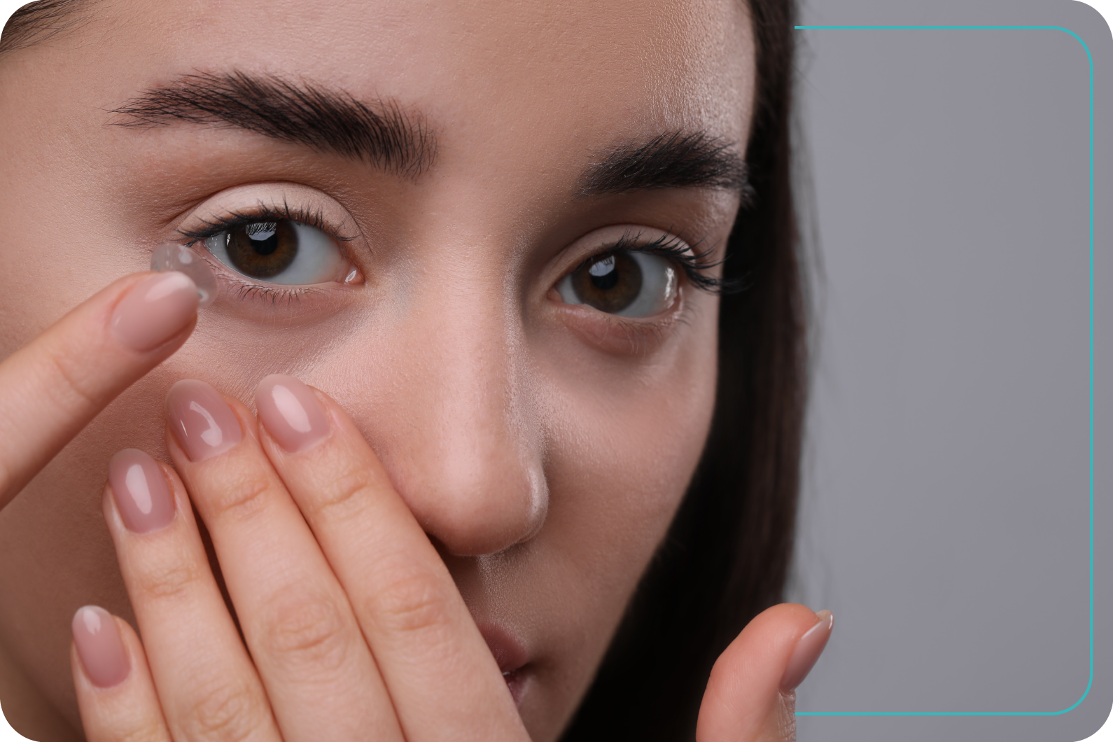 Primer plano de una mujer, sosteniendo un lente de contacto cerca de su ojo