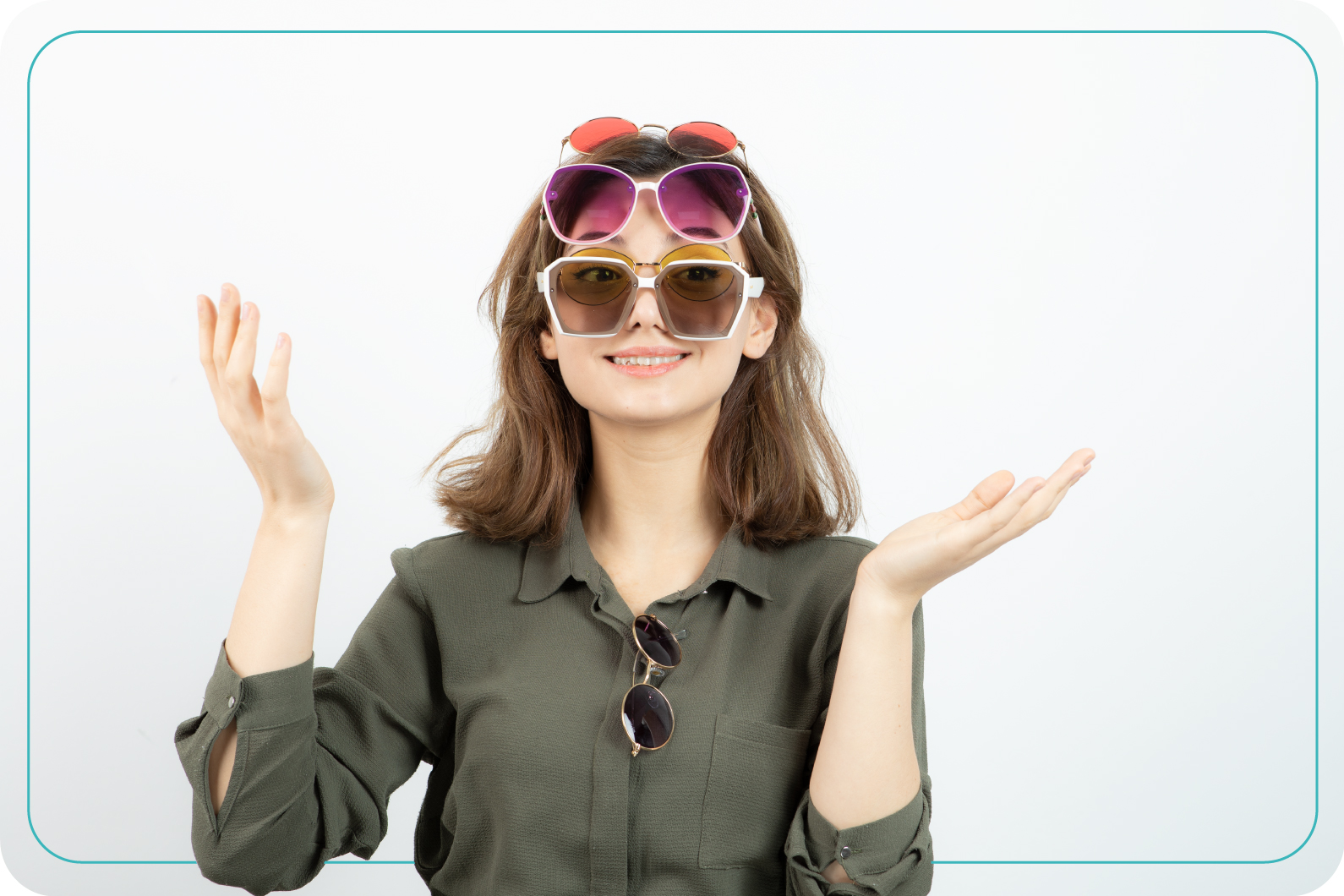 Mujer posa con diferentes tiempos de lentes solares en su cabeza