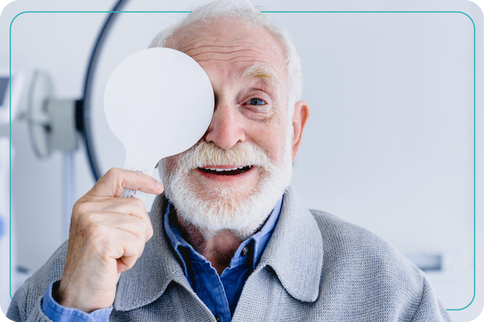 Hombre de edad avanzada en su consulta periódica oftalmológica