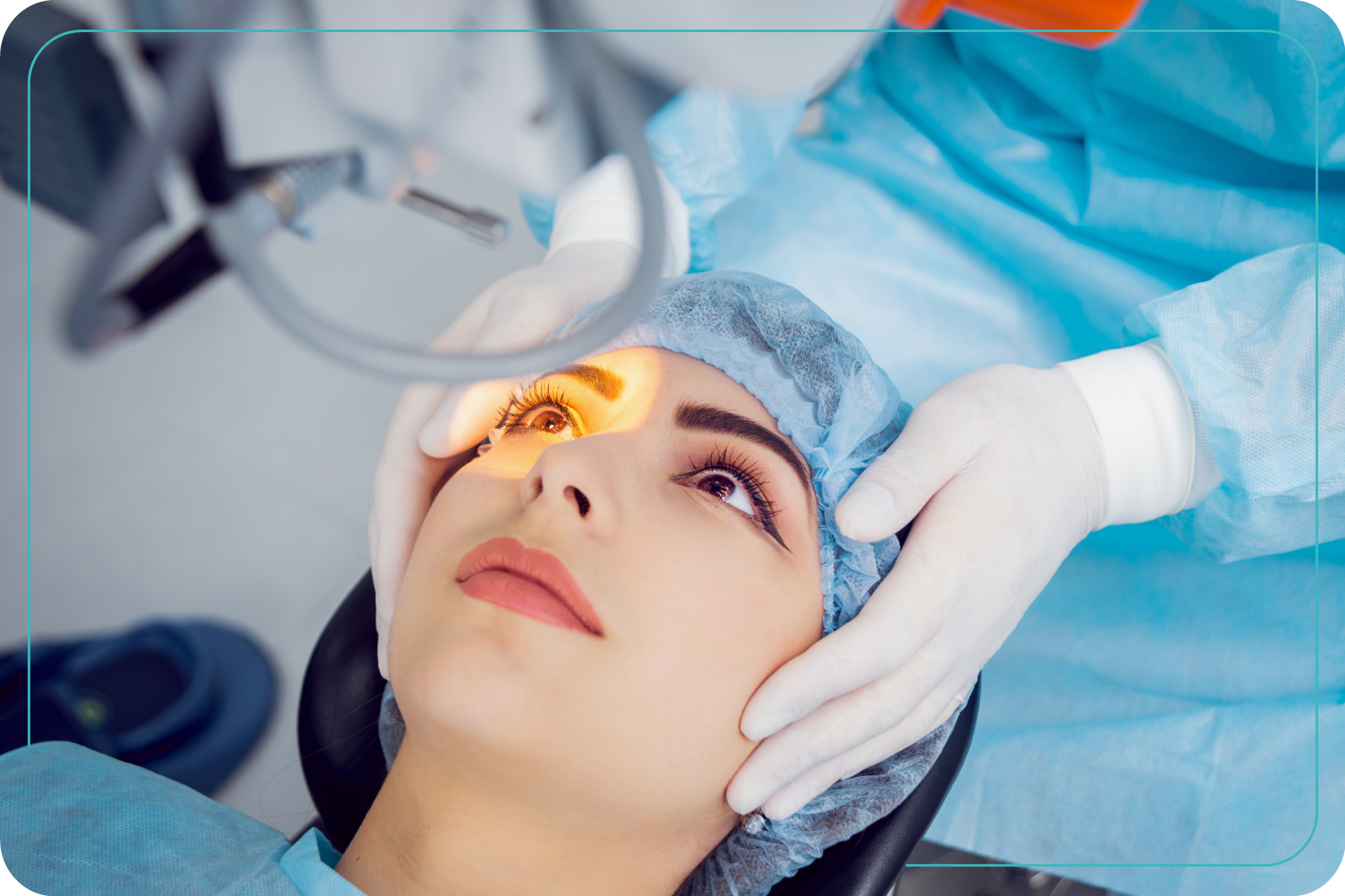 Mujer durante un procedimiento médico de cirugía láser refractiva